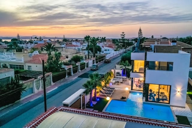 3 slaapkamer Villa te koop in El Chaparral - La Siesta - La Torreta, Torrevieja met zwembad - € 750.000 (Ref: 9359535)