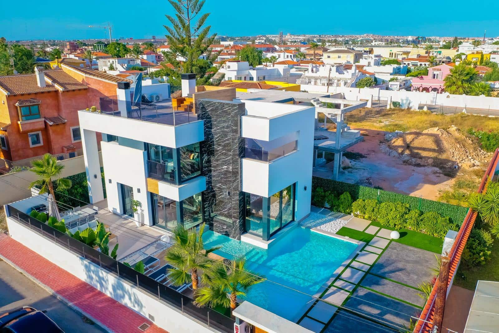 3 bedroom Villa for sale in Torrevieja with pool - € 750,000 (Ref: 9359535)