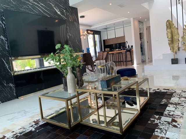 3 slaapkamer Villa te koop in El Chaparral - La Siesta - La Torreta, Torrevieja met zwembad - € 750.000 (Ref: 9359535)