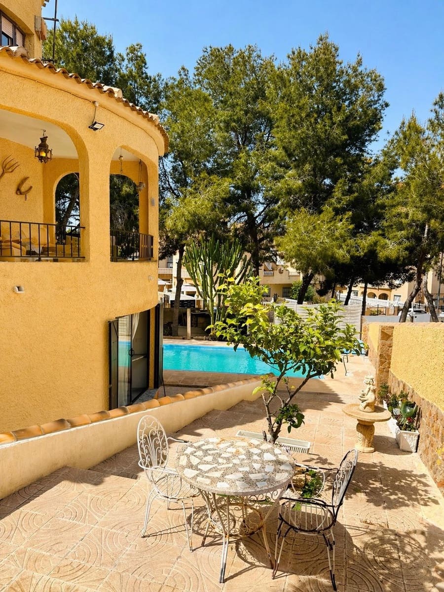 6 soveværelse Villa til salg i Orihuela Costa med swimmingpool - € 450.000 (Ref: 9795013)