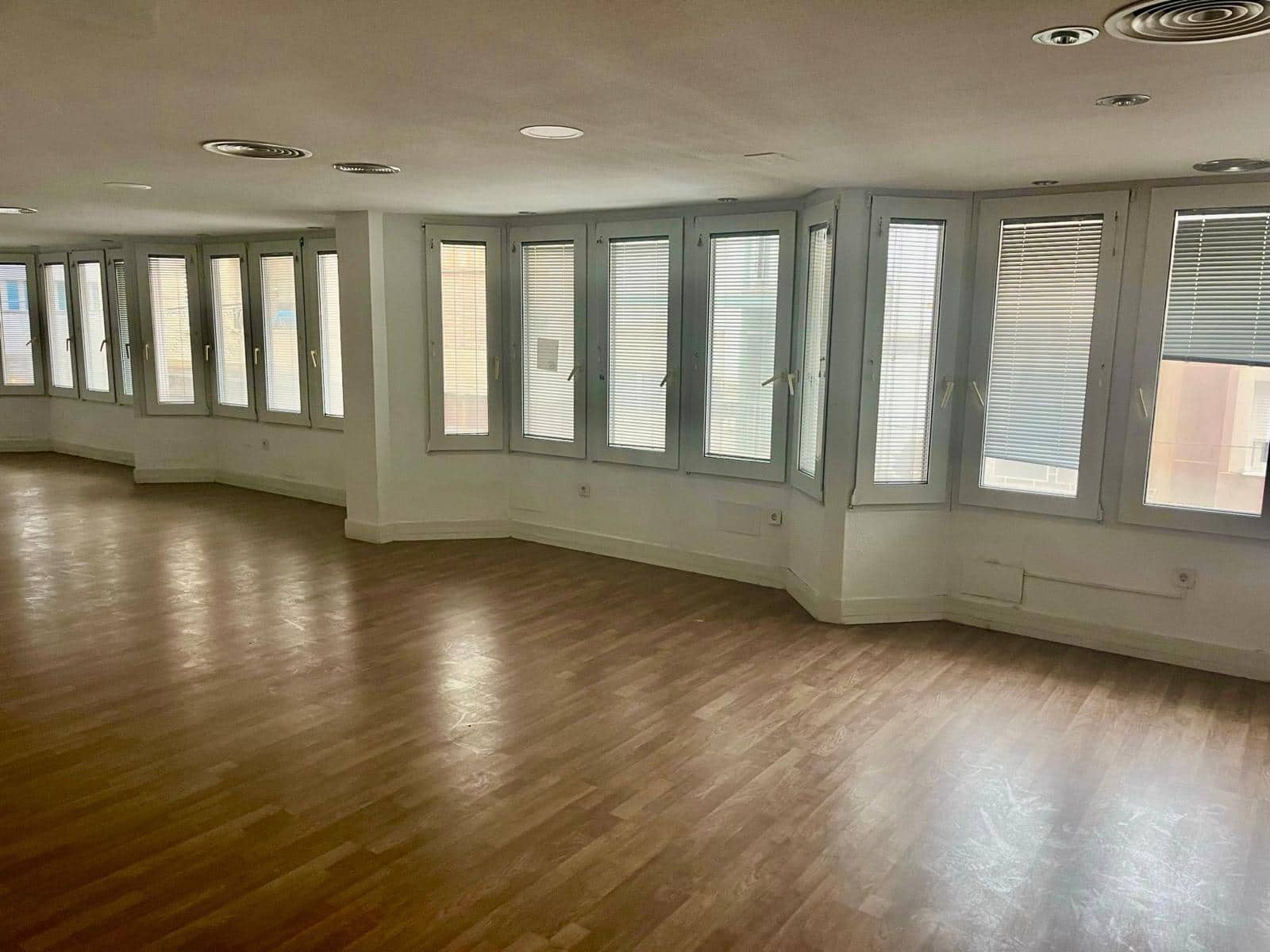 Commercial for sale in Torrevieja - € 265,000 (Ref: 9795019)