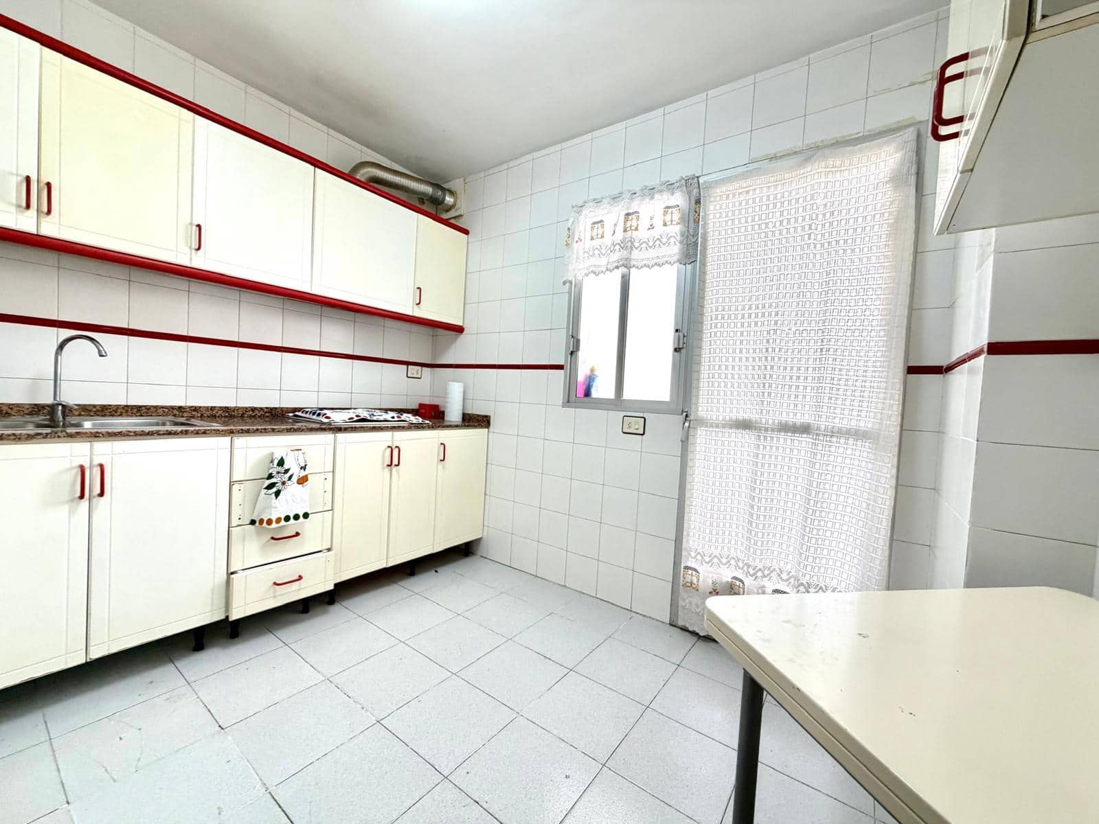4 soveværelse Semi-Rækkehus til salg i Lo Pagan med garage - € 165.000 (Ref: 10095624)