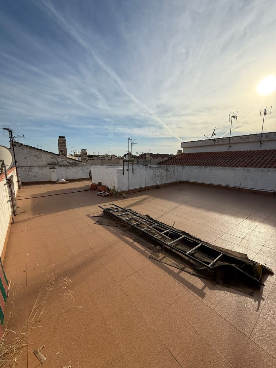 5 bedroom Villa for sale in San Pedro del Pinatar with garage - € 295,000 (Ref: 9238795)