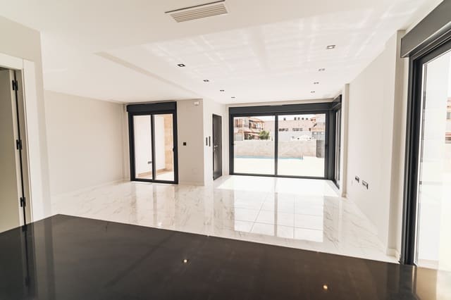 4 sovrum Villa till salu i Punta Prima, Orihuela med pool garage - 699 900 € (Ref: 9909016)