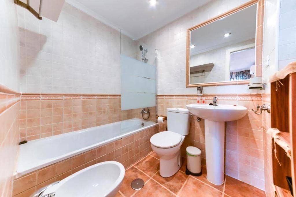 3 camera da letto Appartamento sulla Spiaggia da affitare come casa vacanza in Malaga citta con piscina garage - 840 € (Rif: 7611184)