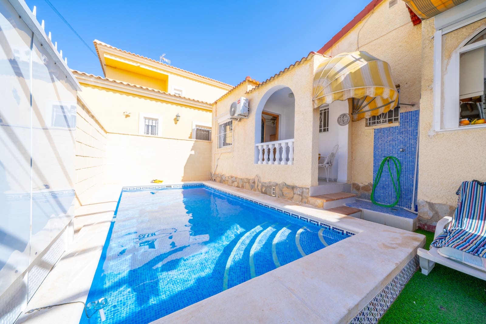 2 soverom Villa til salgs i La Marina med svømmebasseng garasje - € 235 000 (Ref: 10141367)