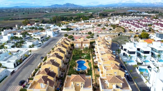 3 soveværelse Villa til salg i La Marina, Elche / Elx med swimmingpool - € 344.995 (Ref: 10155920)