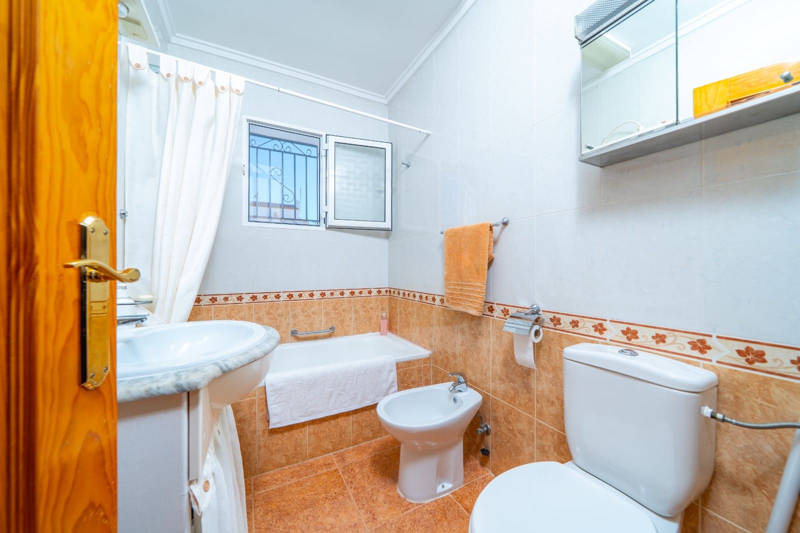 3 soverom Kjedet enebolig til salgs i La Marina med svømmebasseng garasje - € 199 950 (Ref: 10172137)