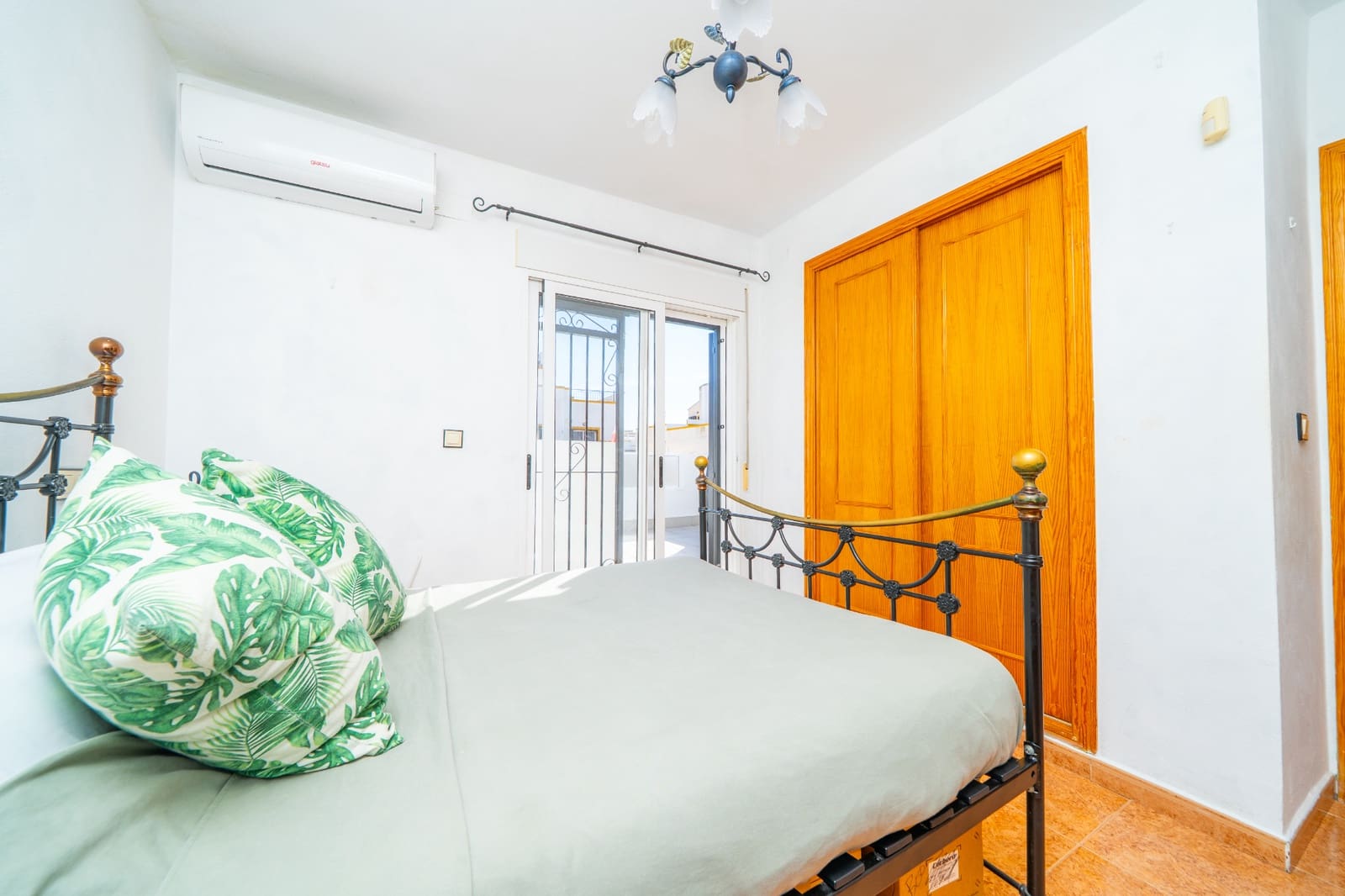 3 soverom Kjedet enebolig til salgs i La Marina med svømmebasseng garasje - € 199 950 (Ref: 10172137)