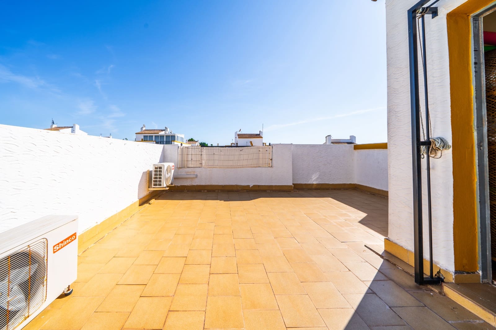 3 soverom Kjedet enebolig til salgs i La Marina med svømmebasseng garasje - € 199 950 (Ref: 10172137)