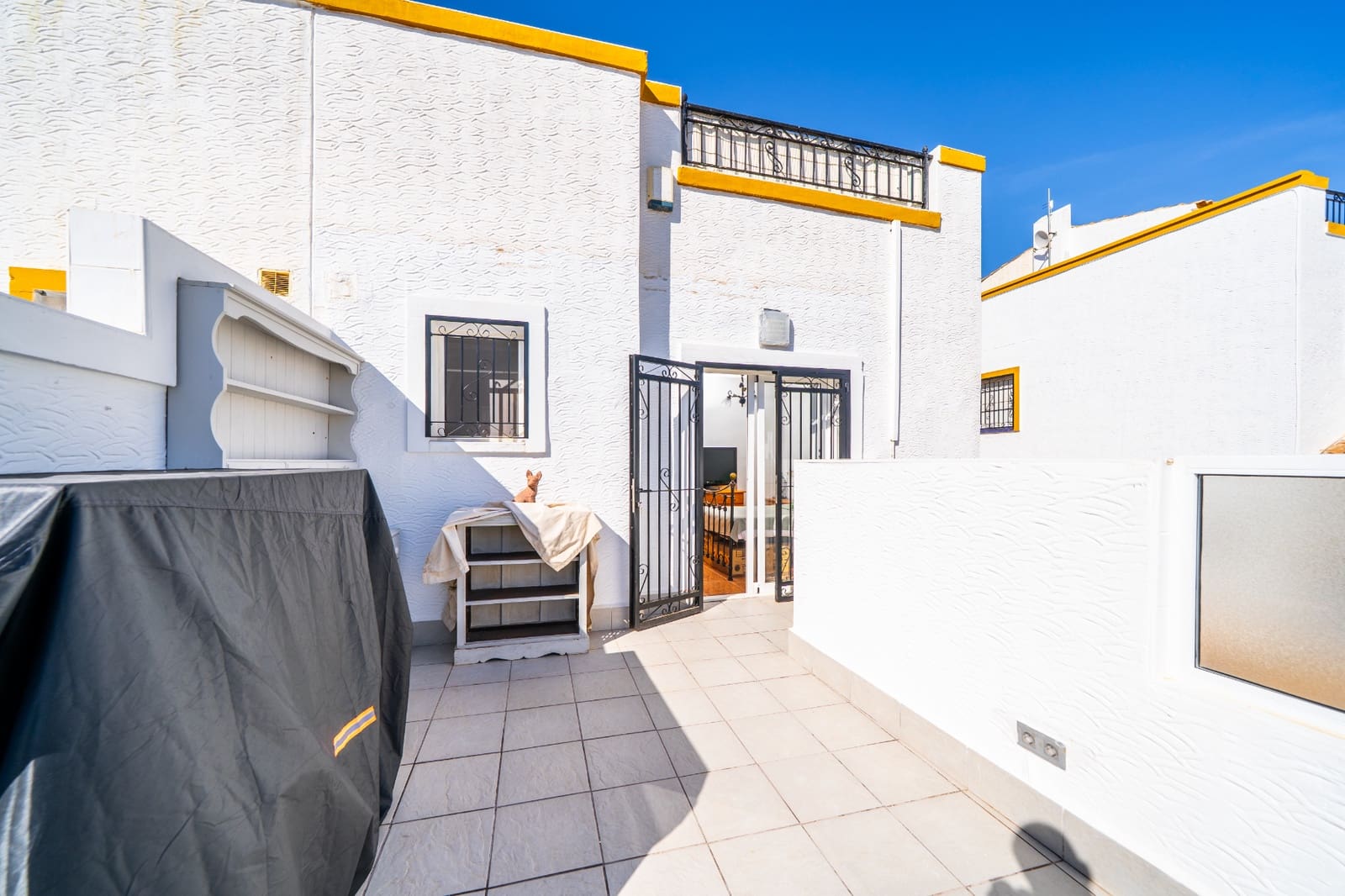 3 soverom Kjedet enebolig til salgs i La Marina med svømmebasseng garasje - € 199 950 (Ref: 10172137)