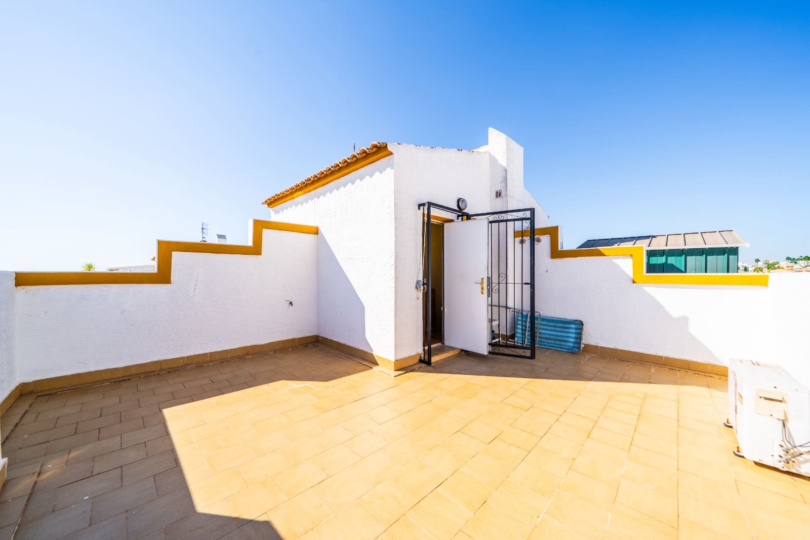 3 soverom Kjedet enebolig til salgs i La Marina med svømmebasseng garasje - € 199 950 (Ref: 10172137)