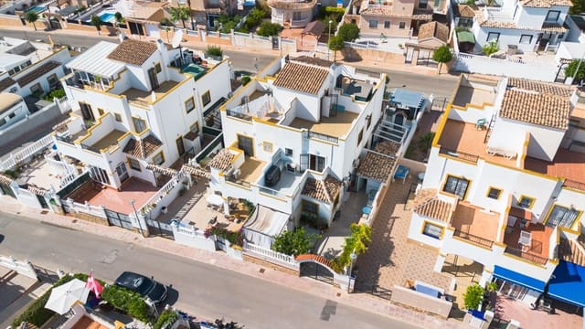 3 soverom Kjedet enebolig til salgs i La Marina, Elche / Elx med svømmebasseng garasje - € 199 950 (Ref: 10172137)