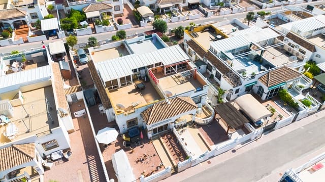 3 makuuhuone Paritalo myytävänä paikassa La Marina, Elche / Elx mukana uima-altaan 
autotalli - 185 000 € (Ref: 10185971)