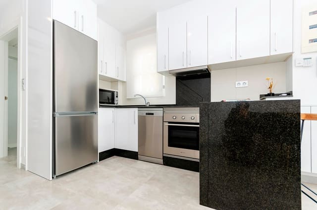 Chalet de 3 habitaciones en Torrevieja en venta con piscina - 385.000 € (Ref: 8079107)