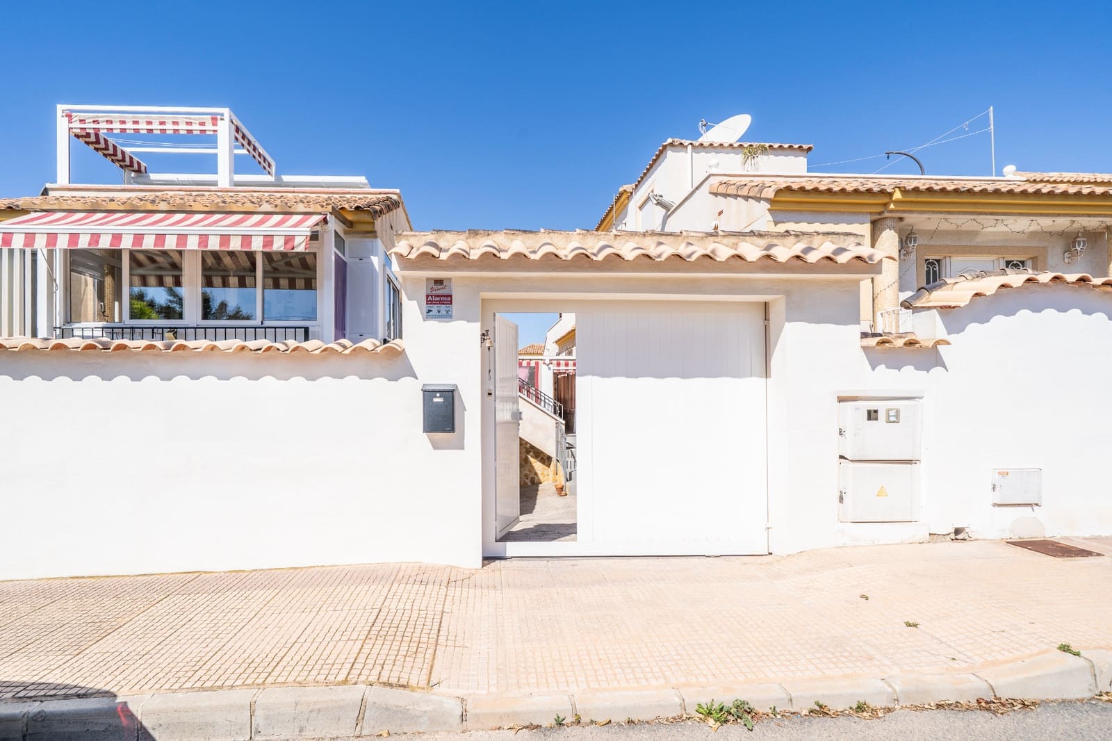 3 bedroom Villa for sale in La Marina with pool garage - € 215,000 (Ref: 8953790)