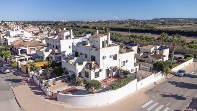 3 soveværelse Semi-Rækkehus til salg i La Marina, Elche / Elx med swimmingpool - € 215.000 (Ref: 9111487)