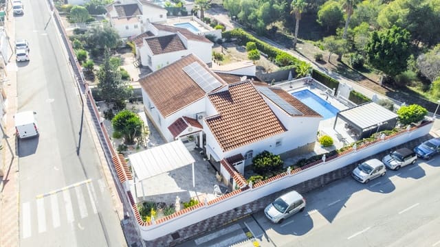 3 slaapkamer Villa te koop in La Marina, Elche / Elx met zwembad garage - € 595.000 (Ref: 9397039)
