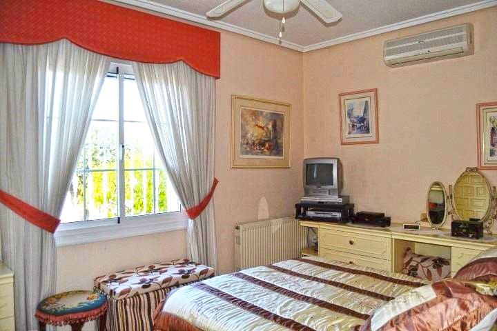 4 bedroom Villa for sale in Ciudad Quesada with pool garage - € 499,000 (Ref: 9421574)