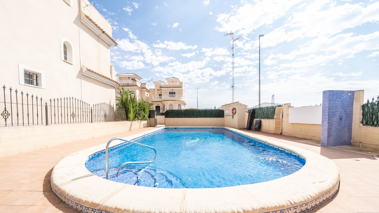 3 soveværelse Semi-Rækkehus til salg i La Marina med swimmingpool - € 219.000 (Ref: 9480676)