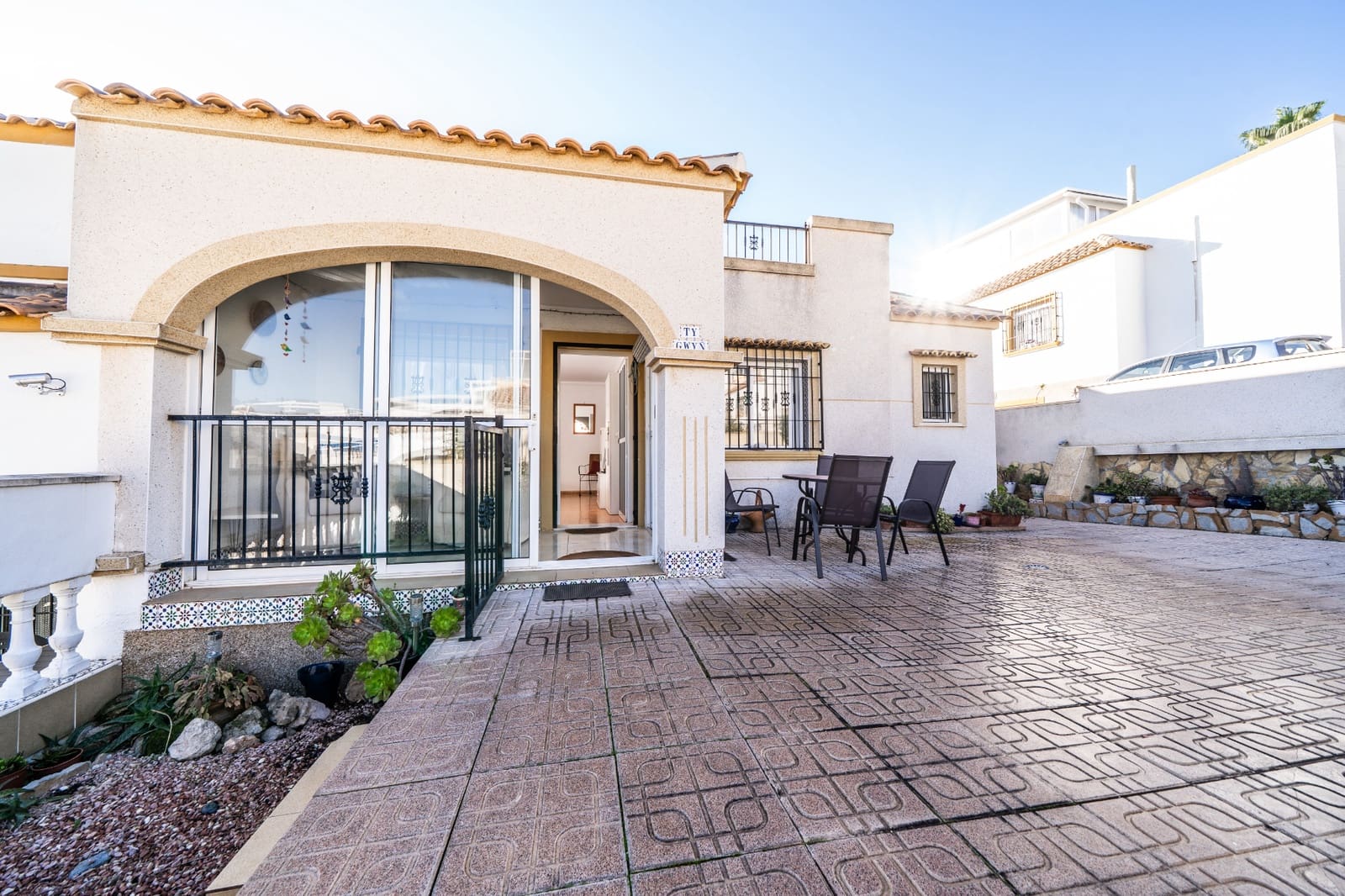 3 soveværelse Rækkehus til salg i La Marina med swimmingpool - € 179.000 (Ref: 9523058)