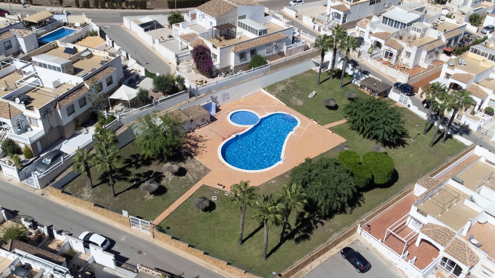 3 soveværelse Rækkehus til salg i La Marina med swimmingpool - € 179.000 (Ref: 9523058)