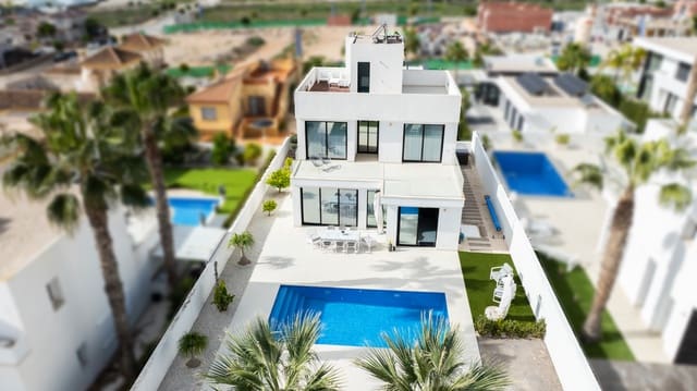 3 Zimmer Villa zu verkaufen in La Marina, Elche / Elx mit Pool - 595.000 € (Ref: 9580329)