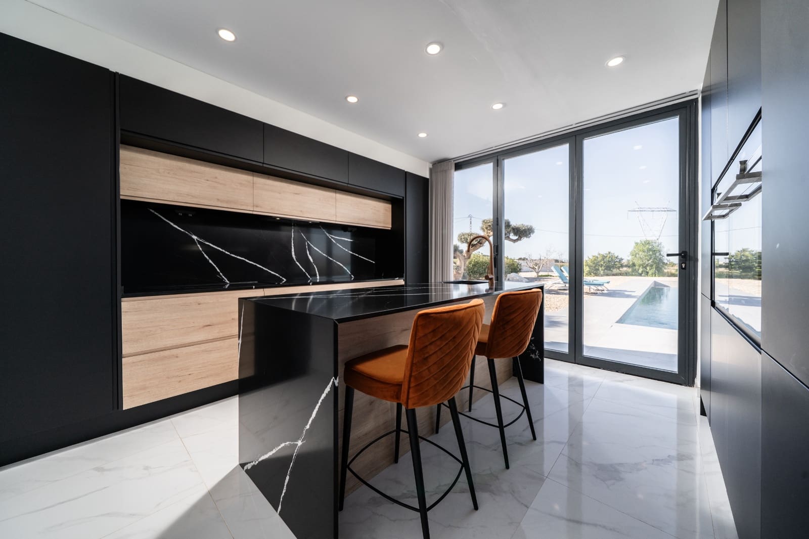 3 makuuhuone Huvila myytävänä paikassa La Marina mukana uima-altaan 
autotalli - 725 000 € (Ref: 9596762)