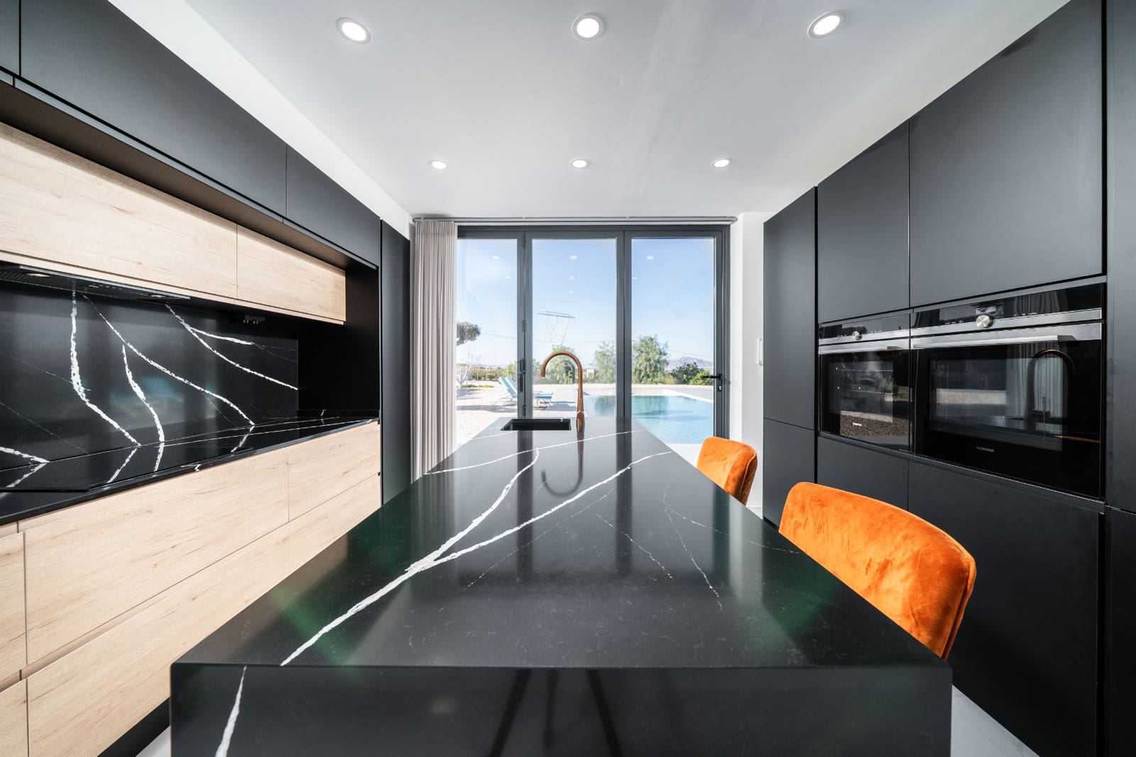 3 makuuhuone Huvila myytävänä paikassa La Marina mukana uima-altaan 
autotalli - 725 000 € (Ref: 9596762)