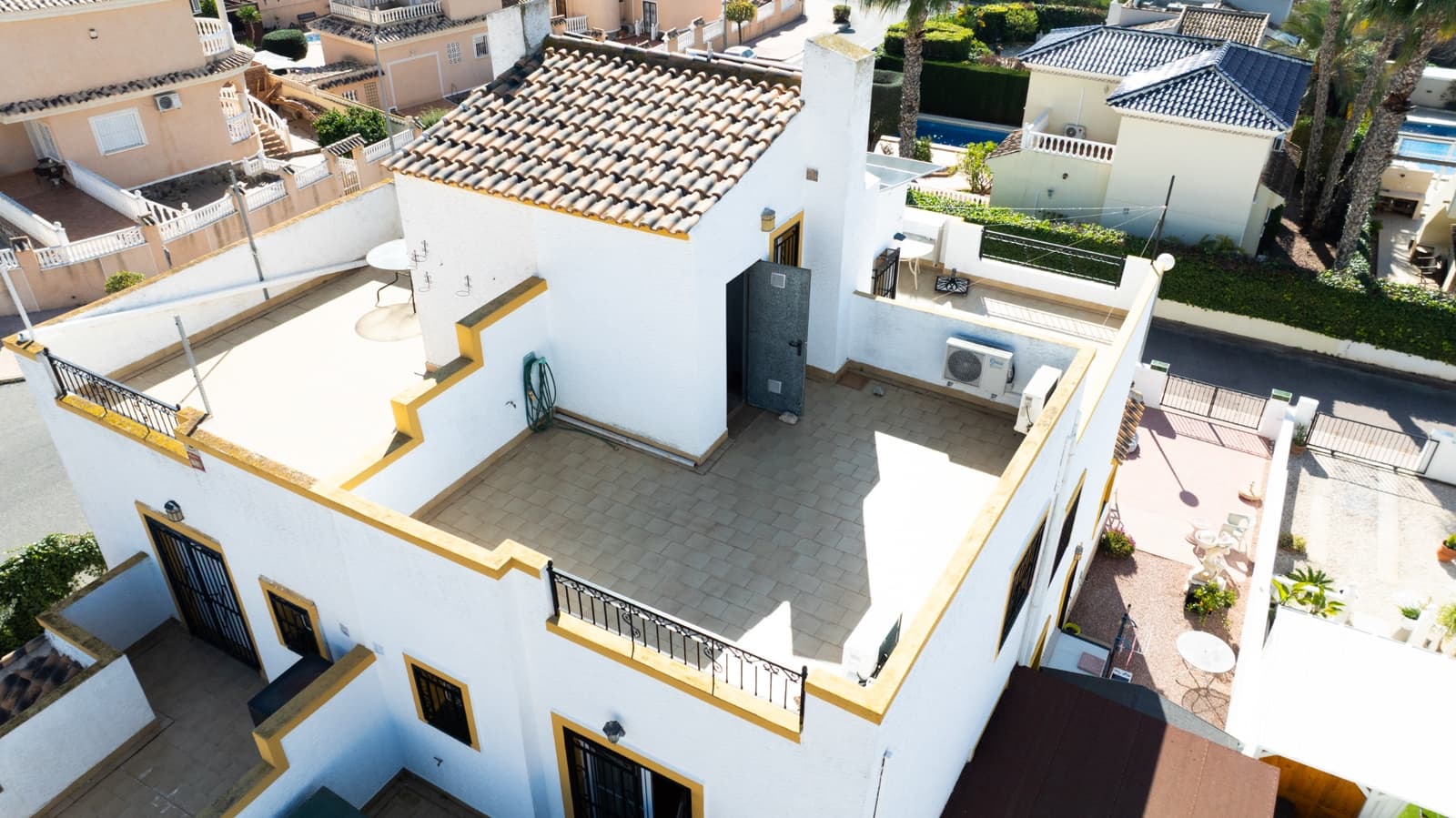 3 soverom Kjedet enebolig til salgs i La Marina med svømmebasseng - € 199 950 (Ref: 9626654)