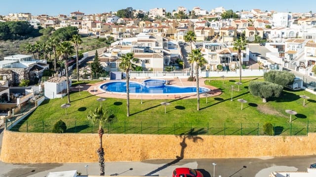 2 slaapkamer Rijtjeshuis te koop in La Marina, Elche / Elx met zwembad - € 195.000 (Ref: 9720760)