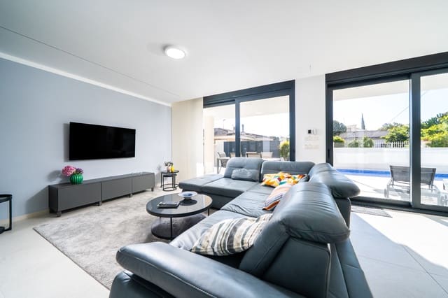 4 slaapkamer Villa te koop in Guardamar del Segura met zwembad - € 660.000 (Ref: 9734089)