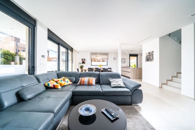 4 slaapkamer Villa te koop in Guardamar del Segura met zwembad - € 660.000 (Ref: 9734089)