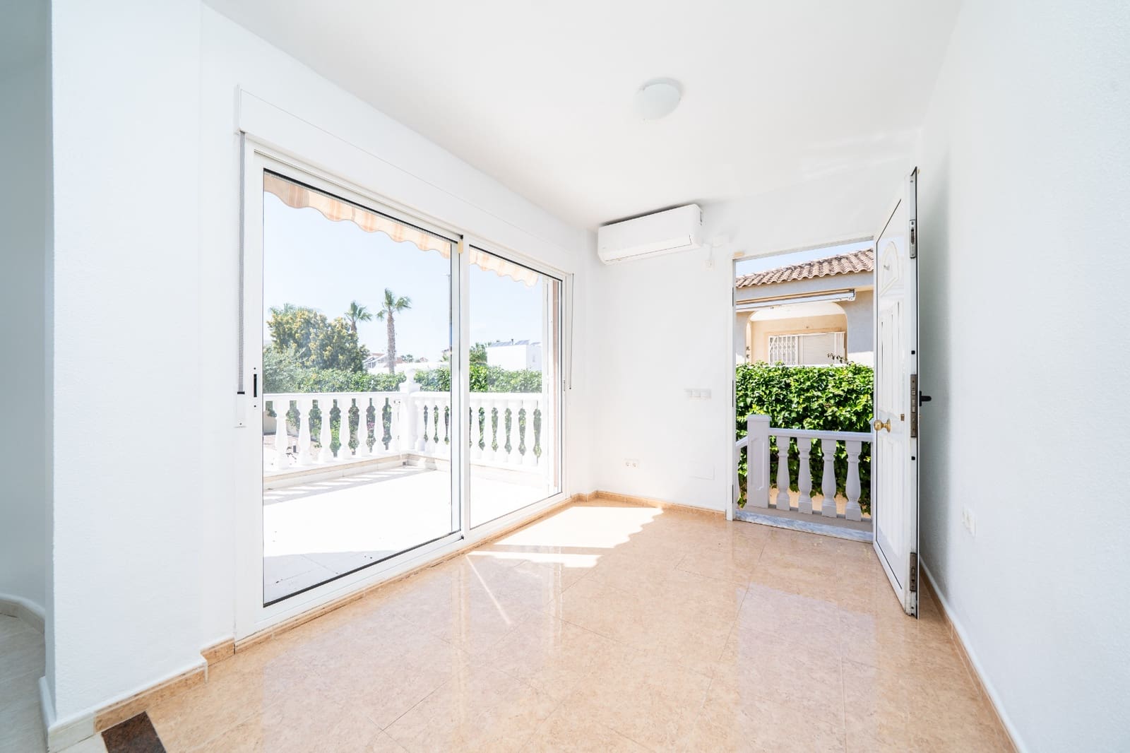 4 soveværelse Villa til salg i La Marina med swimmingpool - € 425.000 (Ref: 9850178)