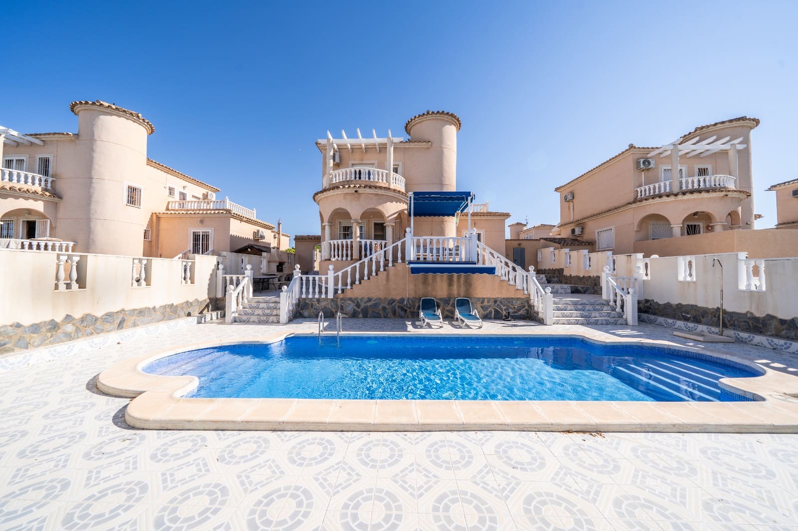4 Zimmer Villa zu verkaufen in La Marina mit Pool - 395.500 € (Ref: 9863454)