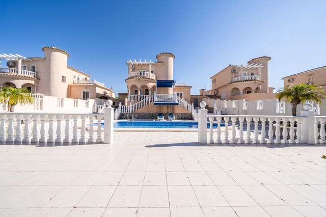 Chalet de 4 habitaciones en La Marina, Elche / Elx en venta con piscina - 395.500 € (Ref: 9863454)