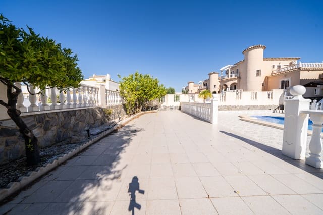 Chalet de 4 habitaciones en La Marina, Elche / Elx en venta con piscina - 395.500 € (Ref: 9863454)