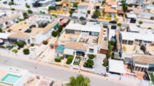 Pareado de 3 habitaciones en La Marina, Elche / Elx en venta con piscina - 189.000 € (Ref: 9874036)