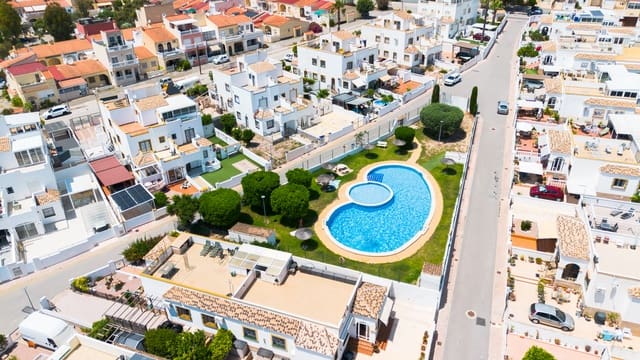 Pareado de 3 habitaciones en La Marina, Elche / Elx en venta con piscina - 189.000 € (Ref: 9874036)