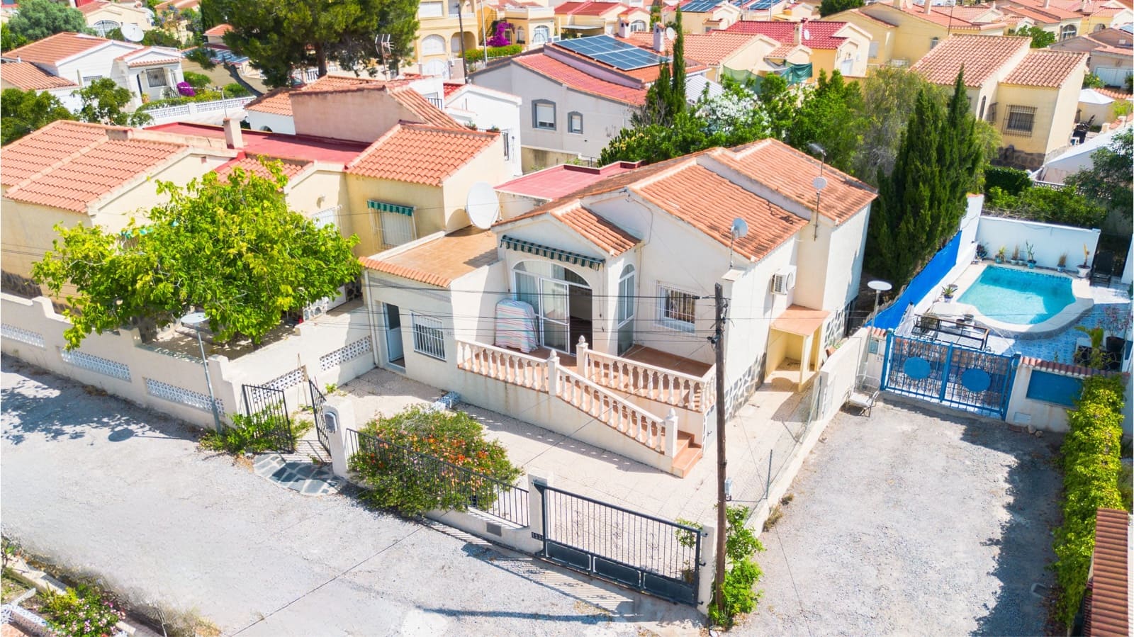 3 makuuhuone Huvila myytävänä paikassa La Marina - 185 000 € (Ref: 9877153)