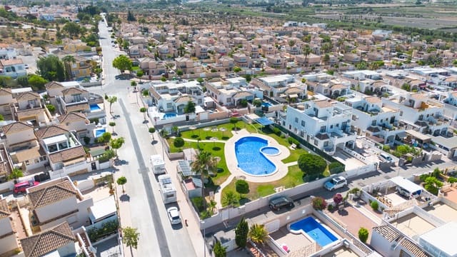 3 camera da letto Villetta Bifamiliare in vendita in La Marina, Elche / Elx con piscina - 189.000 € (Rif: 9944537)