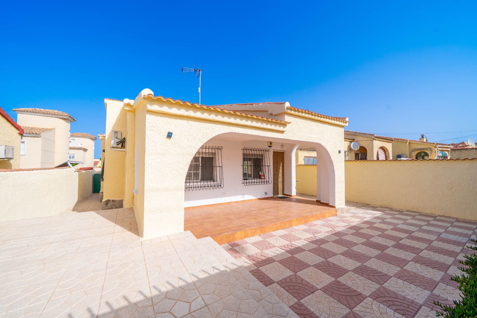 3 bedroom Villa for sale in La Marina with pool - € 225,000 (Ref: 9968626)