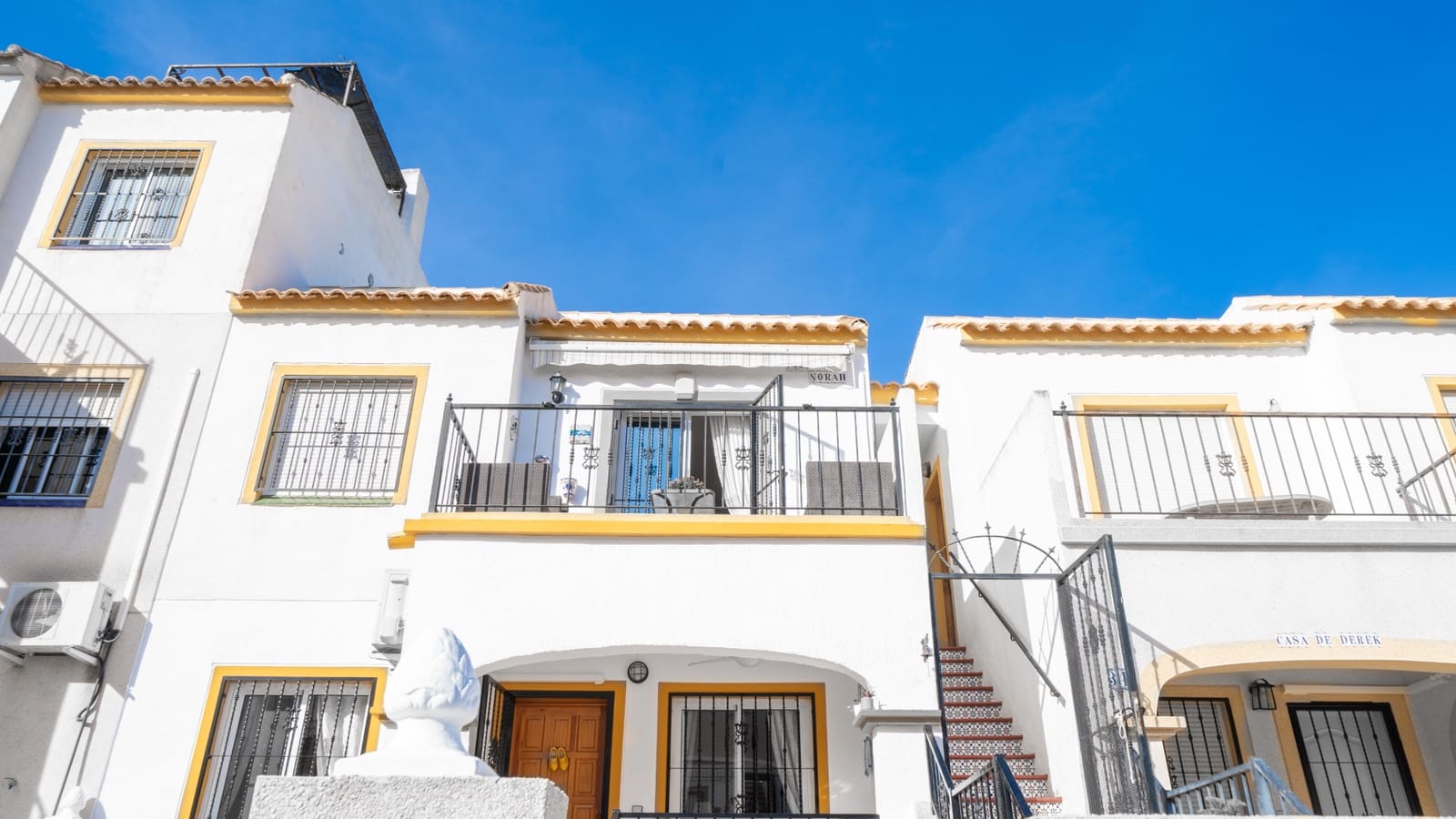 2 soverom Leilighet til salgs i La Marina med svømmebasseng - € 129 950 (Ref: 9989890)