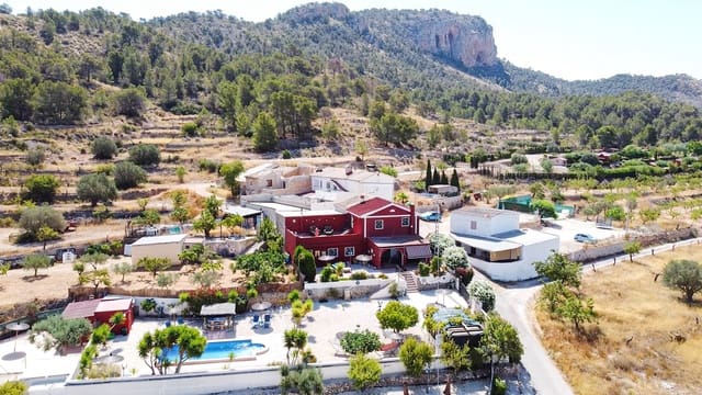 Chalet de 3 habitaciones en Monóvar / Monóver en venta con piscina - 285.000 € (Ref: 10000136)