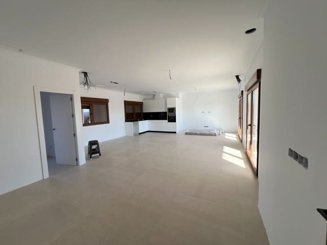 Chalet de 3 habitaciones en Pinoso en venta con piscina garaje - 389.000 € (Ref: 10019576)