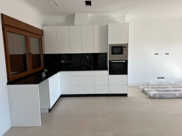 Chalet de 3 habitaciones en Pinoso en venta con piscina garaje - 389.000 € (Ref: 10019576)