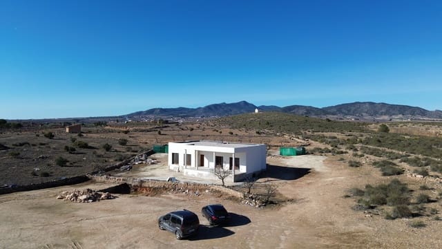 Chalet de 3 habitaciones en Pinoso en venta con piscina garaje - 389.000 € (Ref: 10019576)