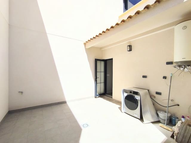 Casa de 3 habitaciones en Pinoso en venta con piscina - 215.000 € (Ref: 10019578)