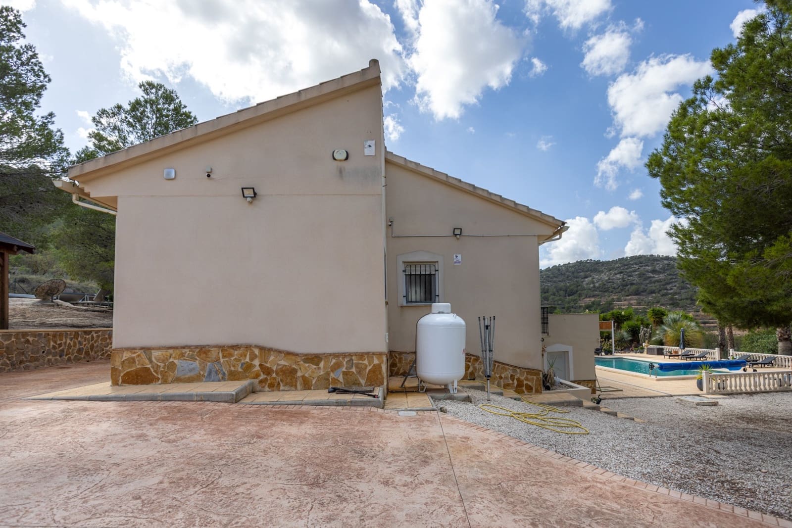 Chalet de 4 habitaciones en La Zarza en venta con piscina - 385.000 € (Ref: 10019582)