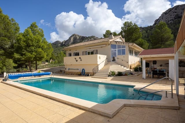 Chalet de 4 habitaciones en La Zarza, Pinoso en venta con piscina - 385.000 € (Ref: 10019582)